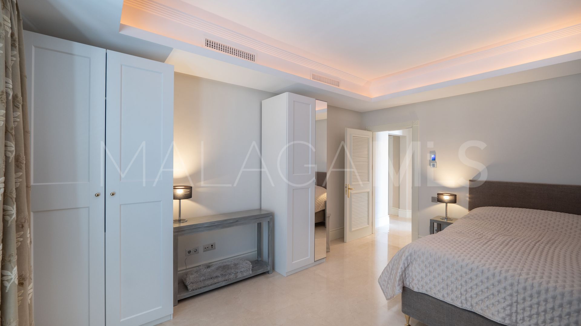 Villa for sale in Los Altos de los Monteros