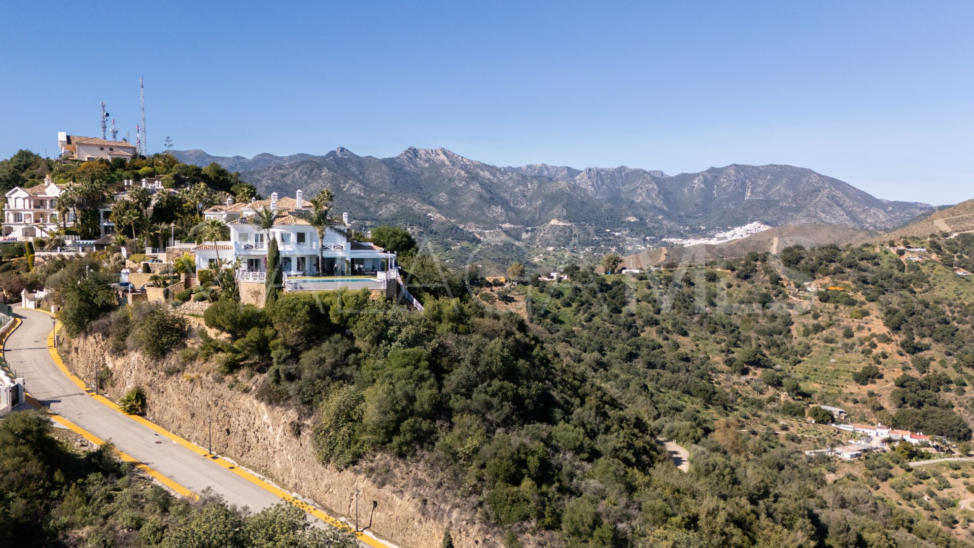 Villa for sale in Los Altos de los Monteros