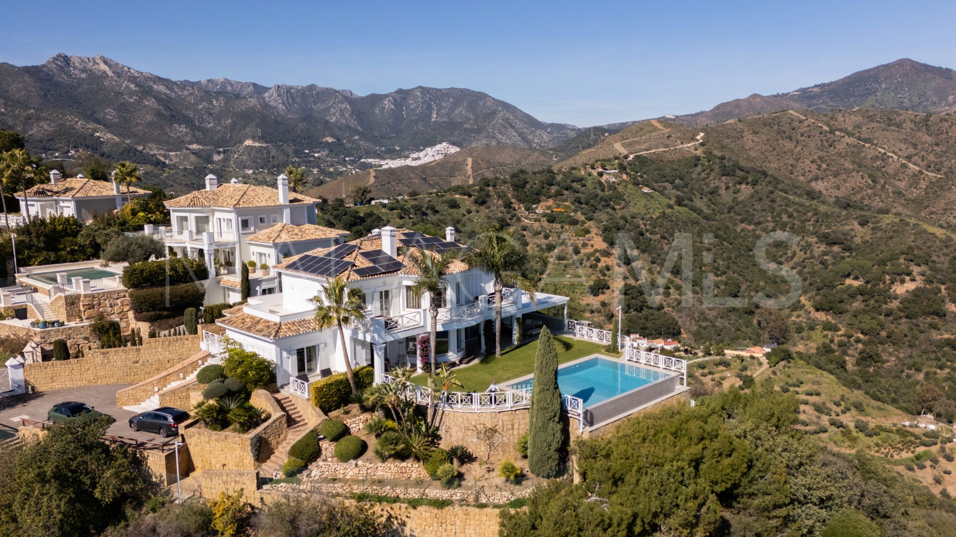Villa for sale in Los Altos de los Monteros