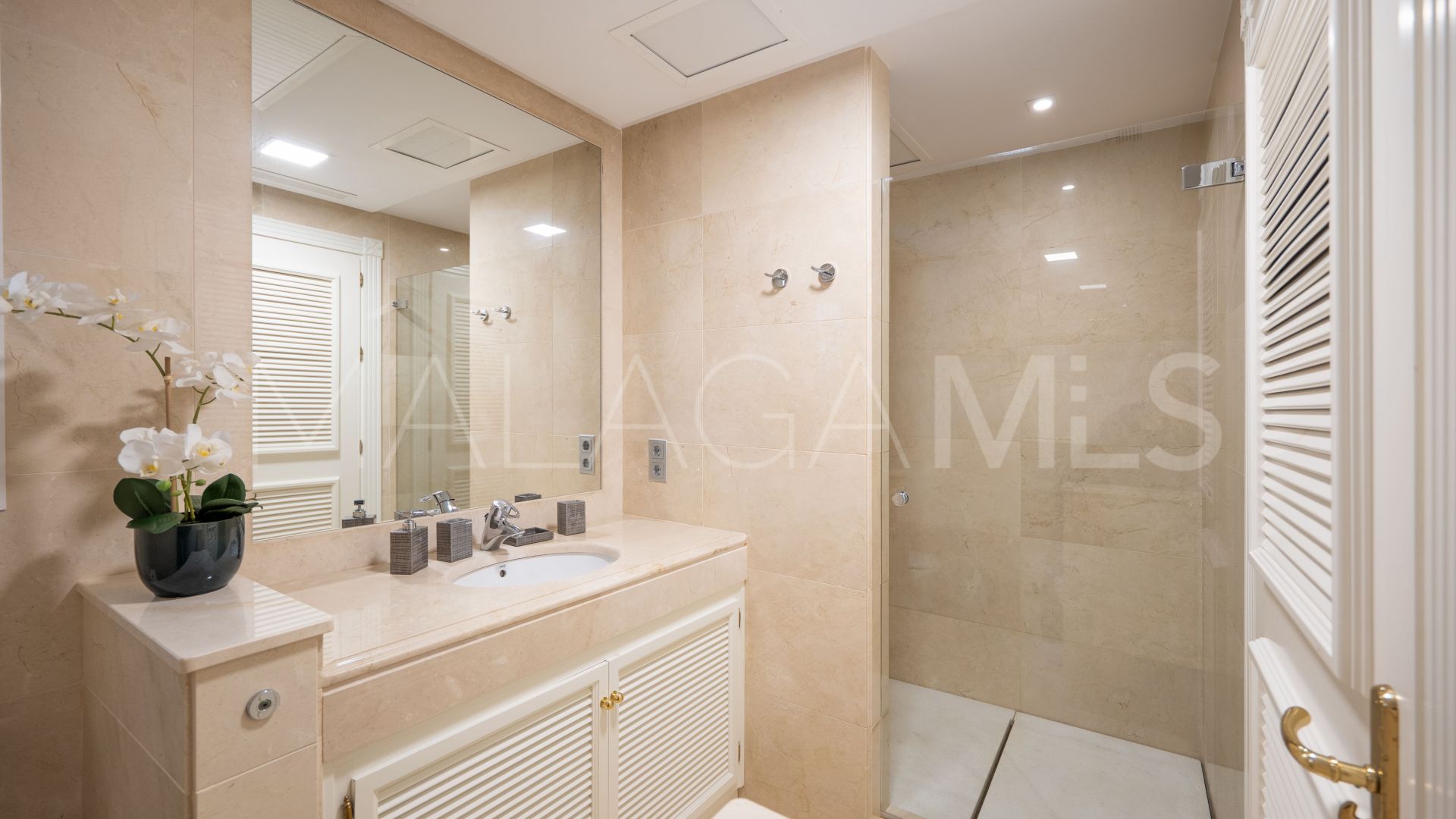 Villa for sale in Los Altos de los Monteros