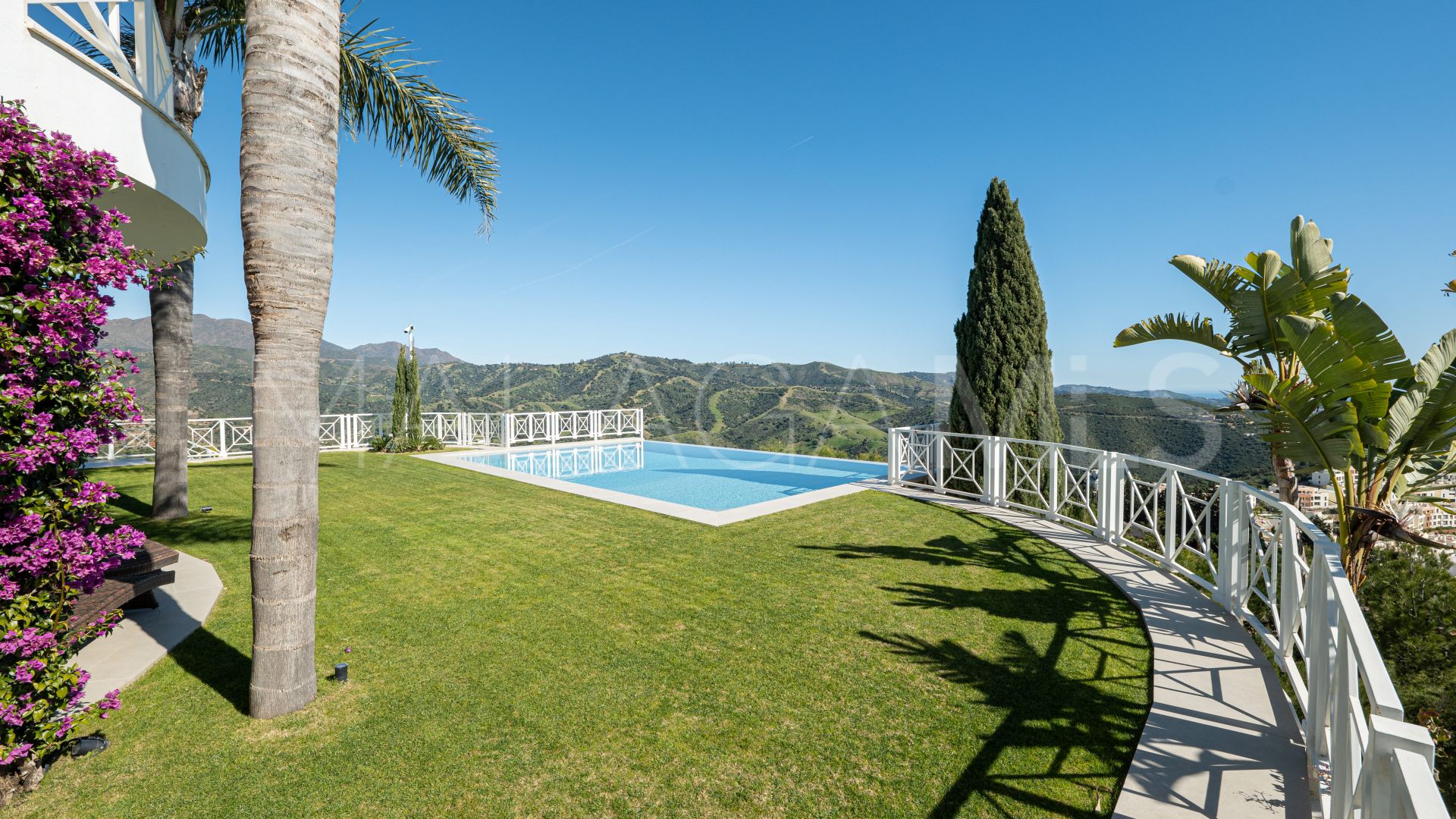 Villa for sale in Los Altos de los Monteros