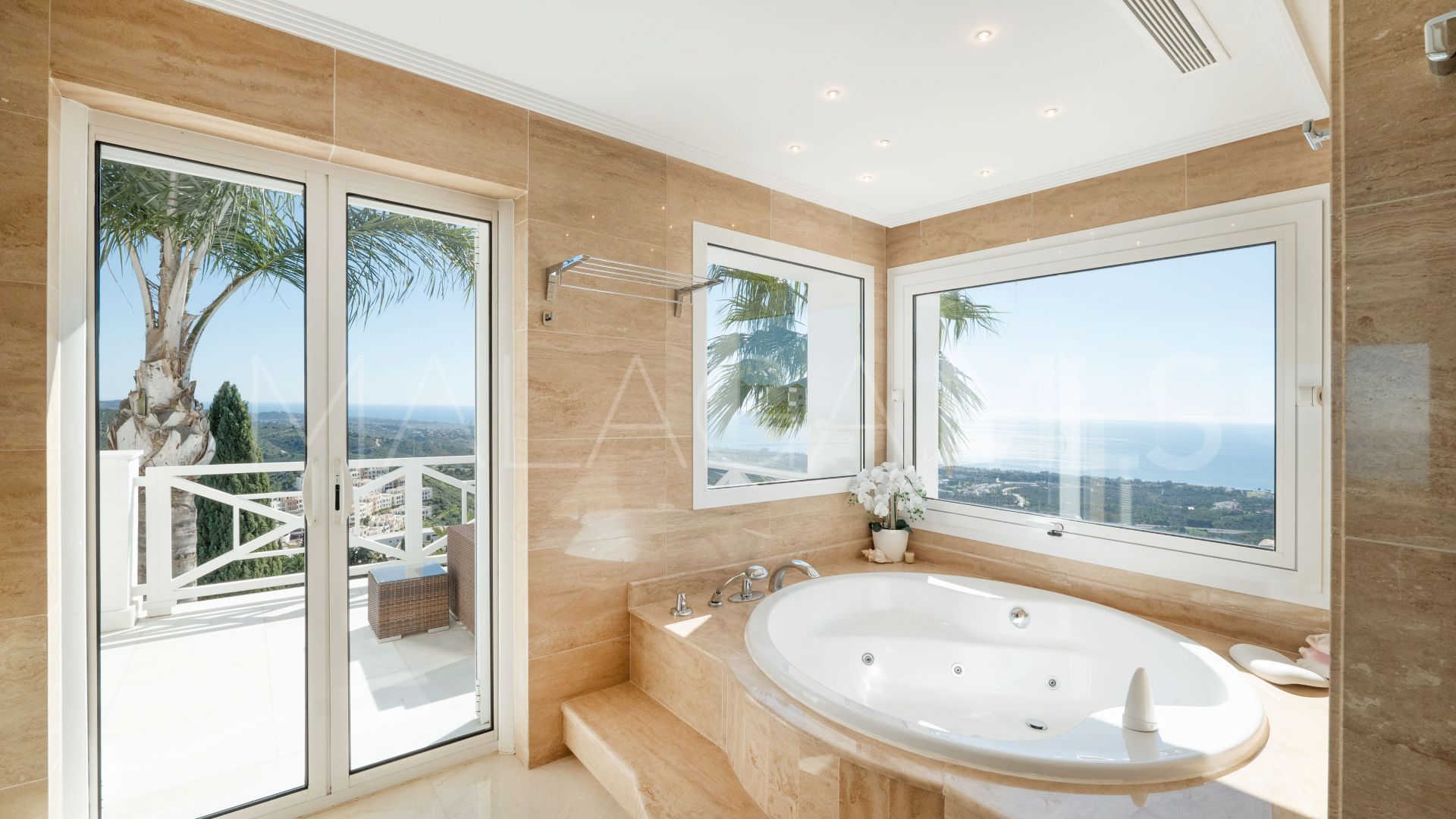 Villa for sale in Los Altos de los Monteros