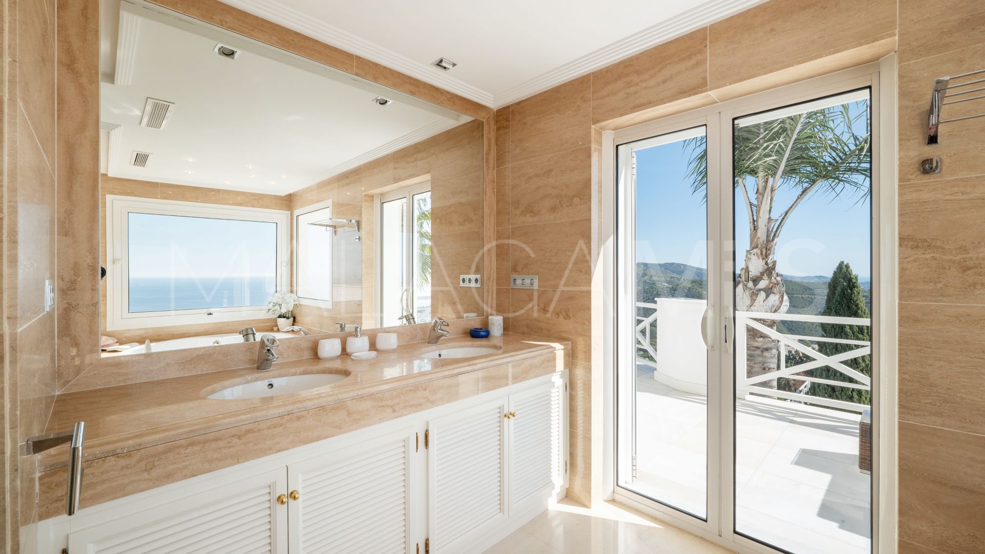 Villa for sale in Los Altos de los Monteros