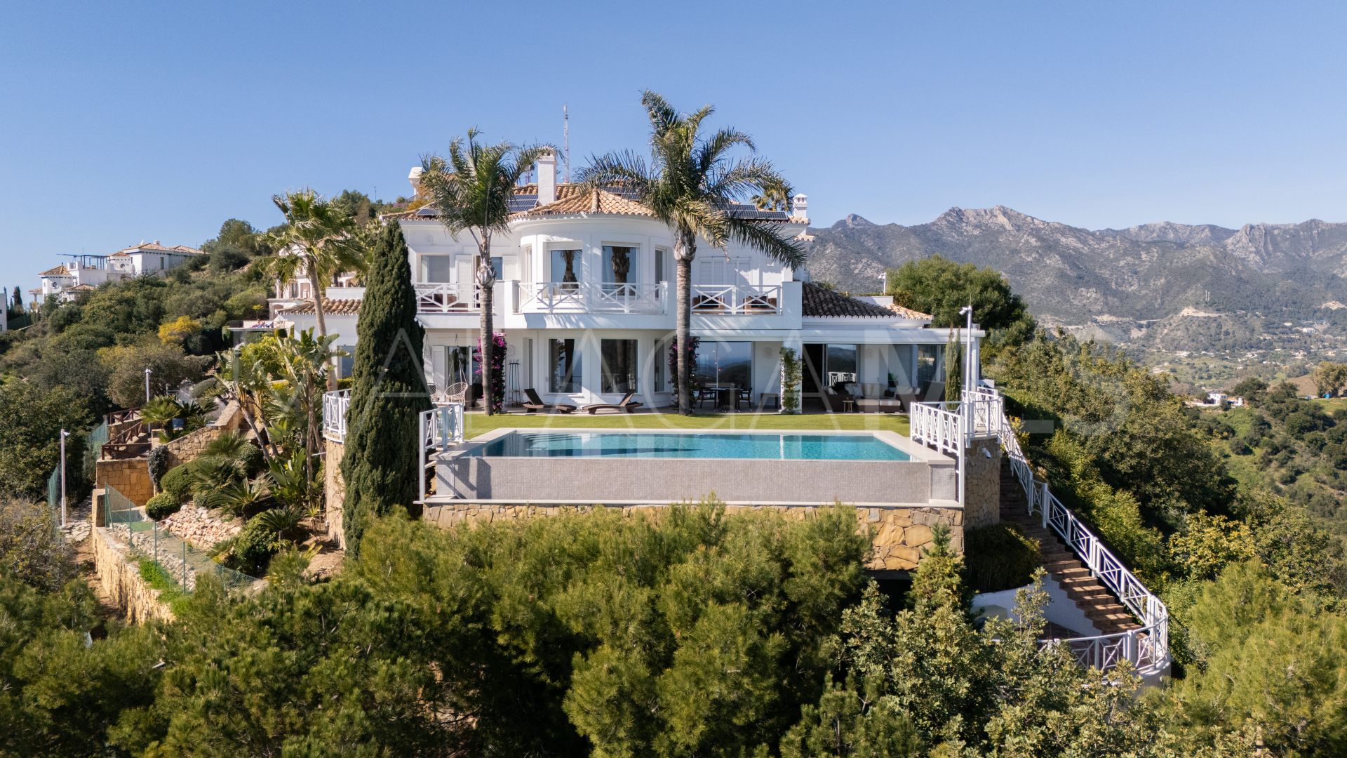 Villa for sale in Los Altos de los Monteros