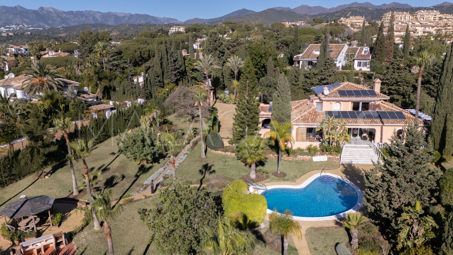 Villa for sale in Elviria