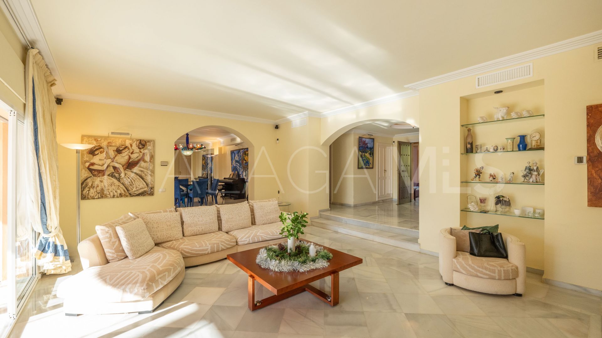 Villa for sale in Elviria