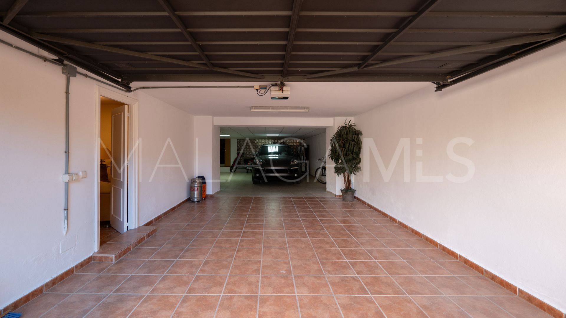 Villa for sale in Elviria