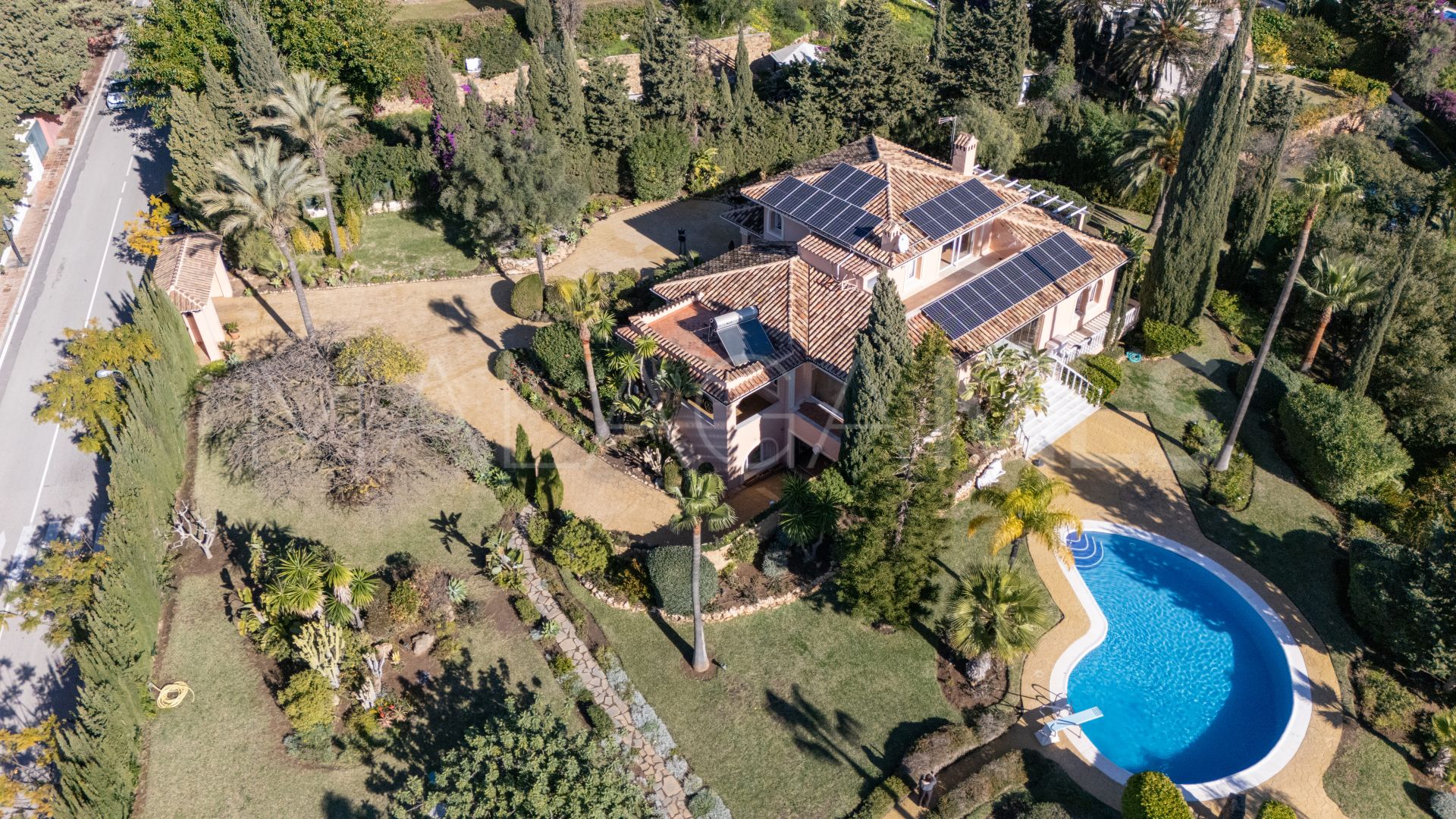 Villa for sale in Elviria