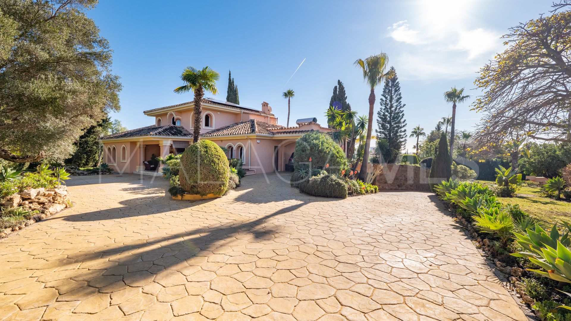 Villa for sale in Elviria