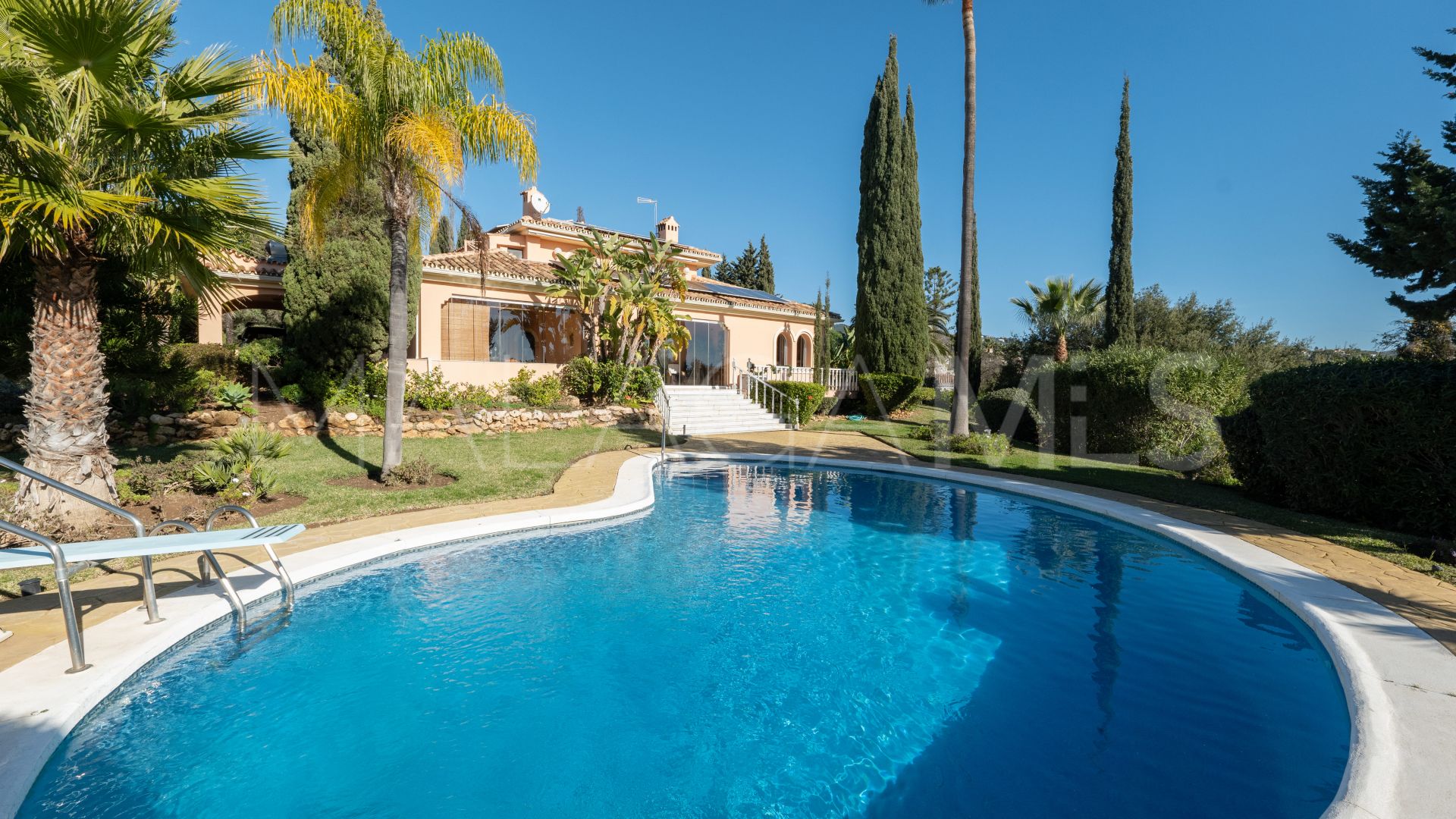 Villa for sale in Elviria