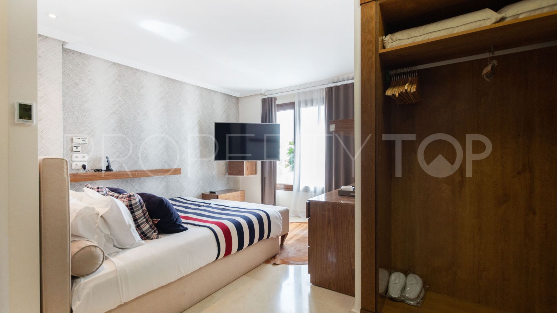 For sale villa with 5 bedrooms in Benahavis