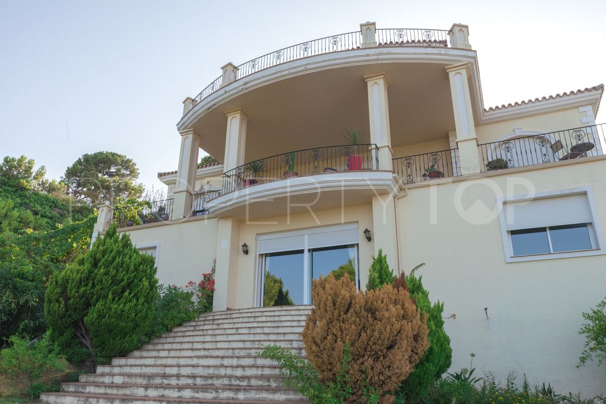 Buy villa in Estepona
