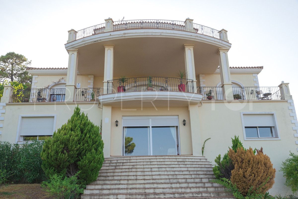 Buy villa in Estepona