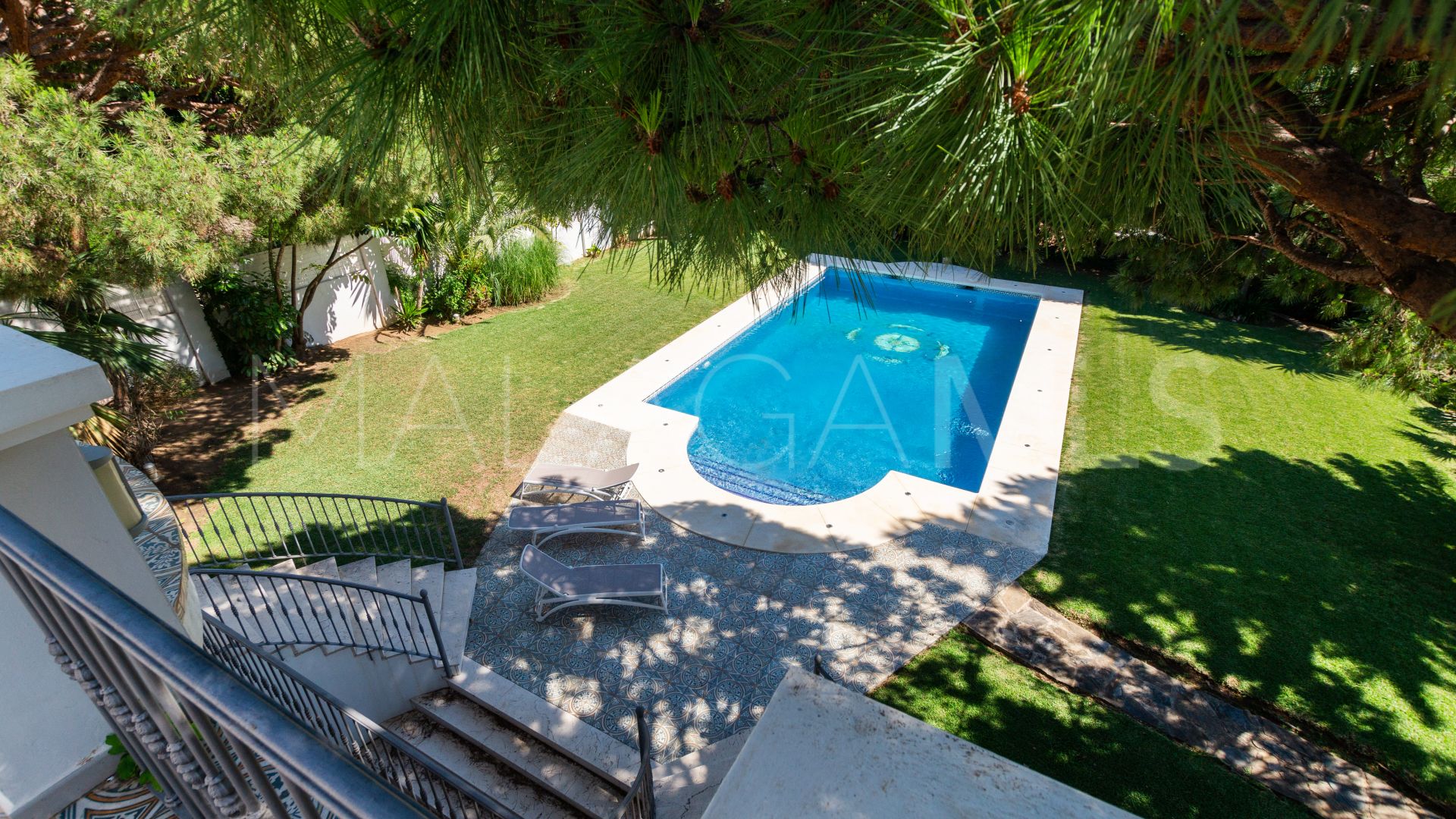 Buy villa with 6 bedrooms in Hacienda las Chapas