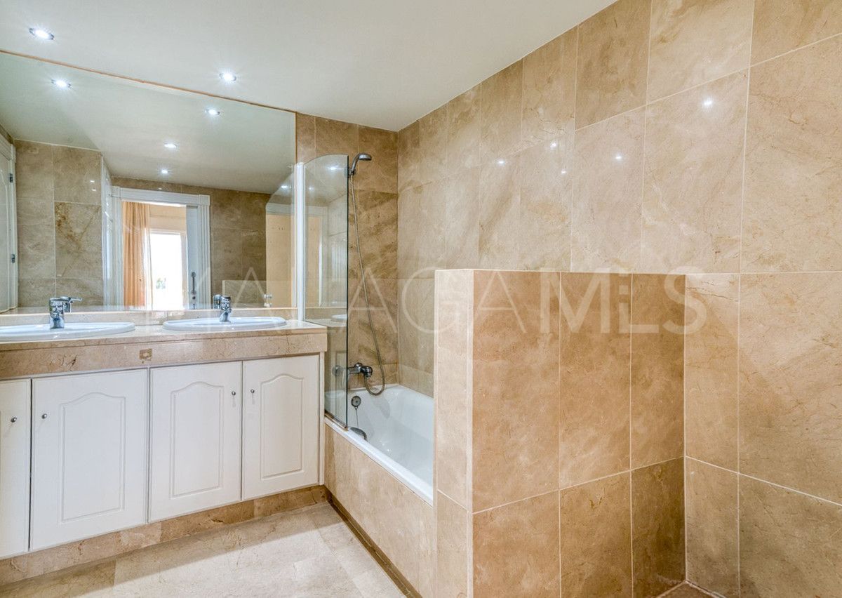 Buy apartamento planta baja in Estepona