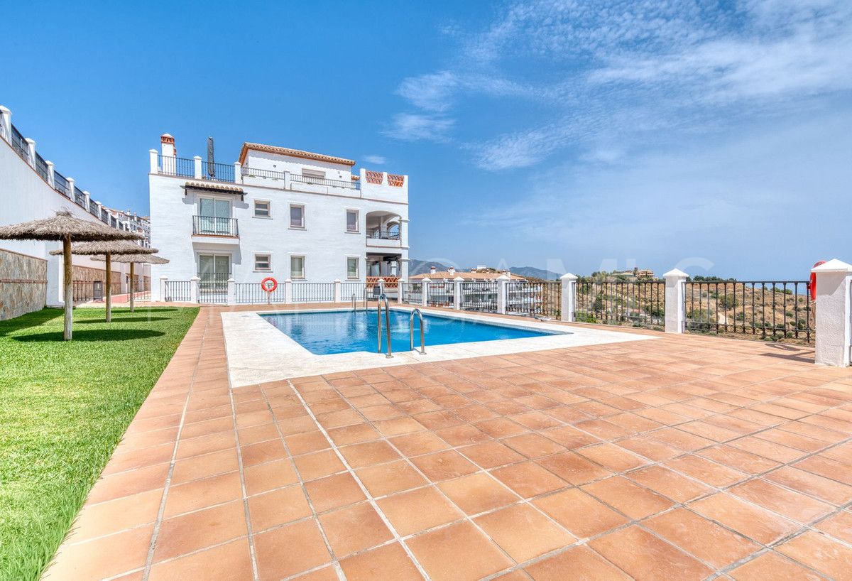 Se vende apartamento planta baja with 2 bedrooms in Calahonda