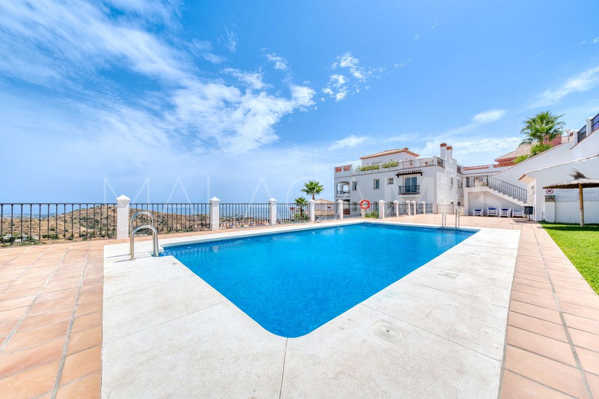 Se vende apartamento planta baja with 2 bedrooms in Calahonda