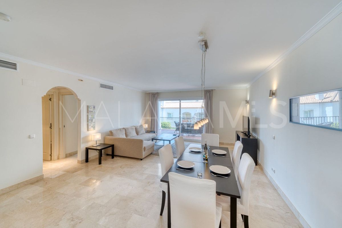 Se vende apartamento planta baja with 2 bedrooms in Calahonda