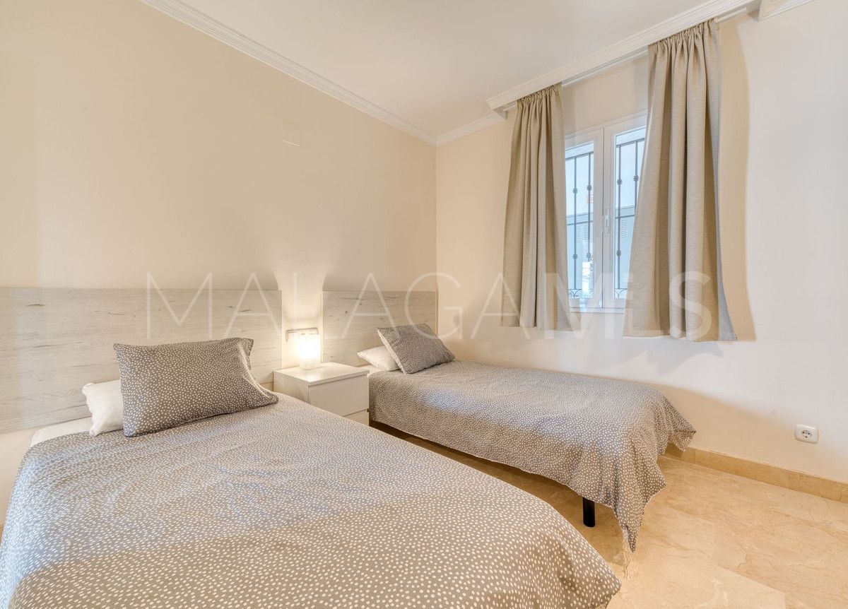 Se vende apartamento planta baja with 2 bedrooms in Calahonda