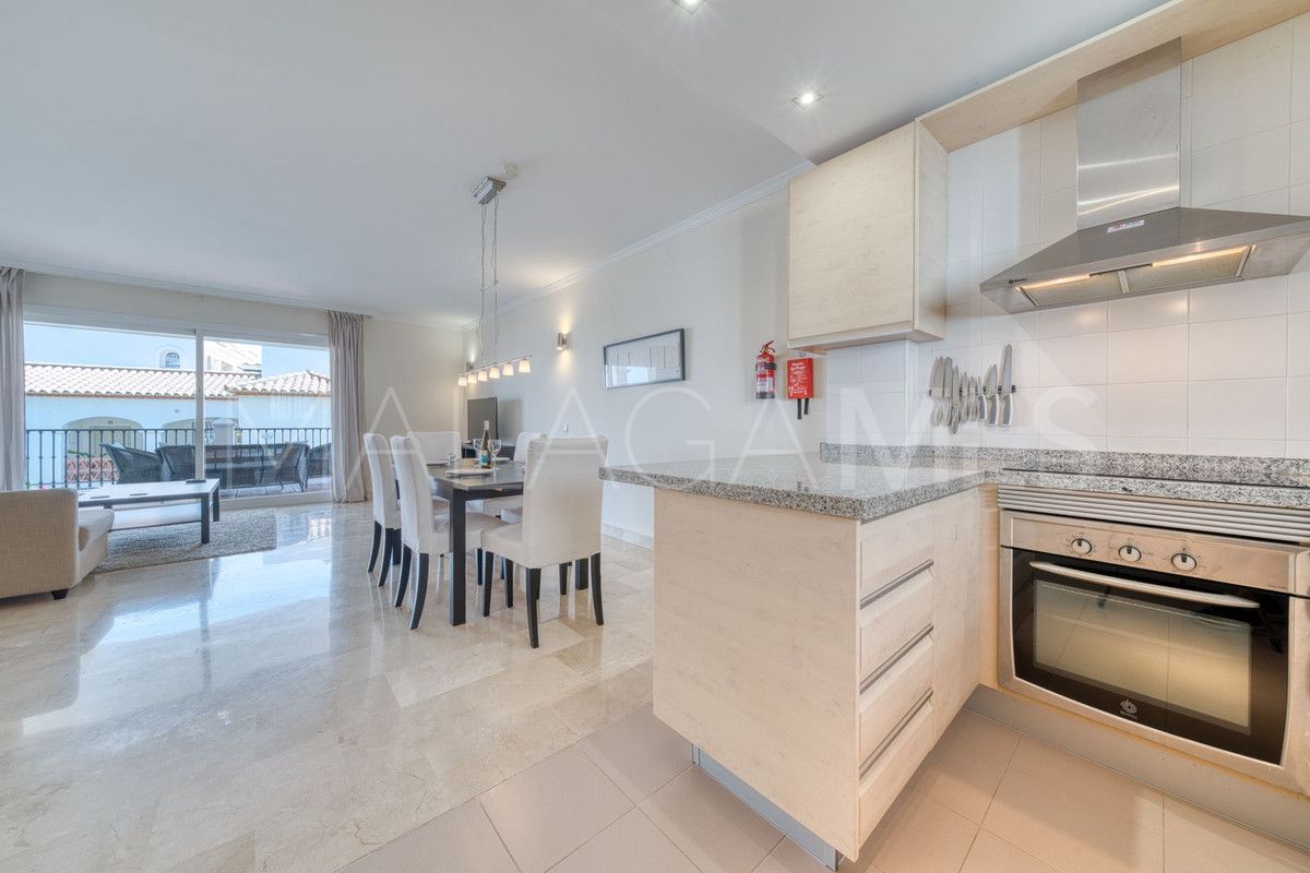 Se vende apartamento planta baja with 2 bedrooms in Calahonda