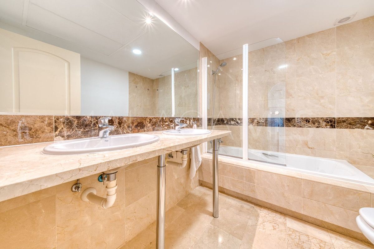 Se vende apartamento planta baja with 2 bedrooms in Calahonda
