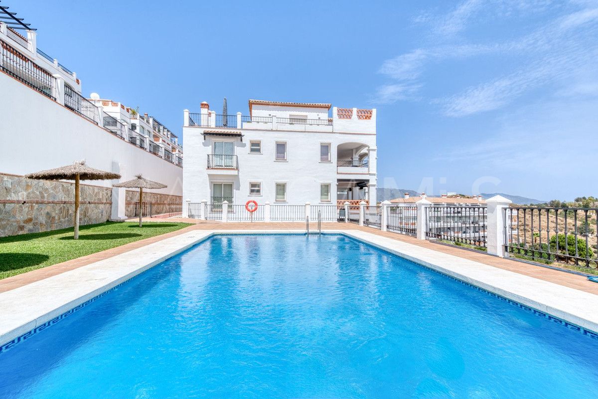 Se vende apartamento planta baja with 2 bedrooms in Calahonda