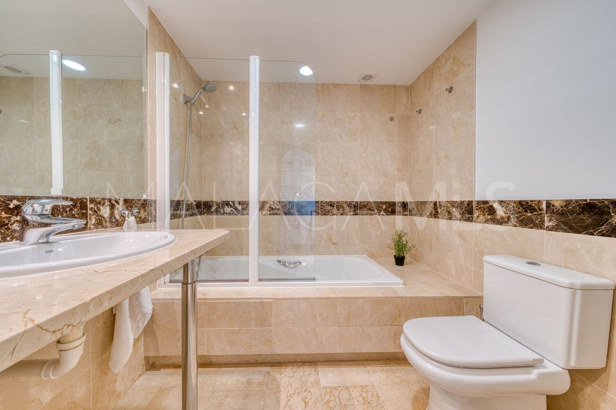 Se vende apartamento planta baja with 2 bedrooms in Calahonda