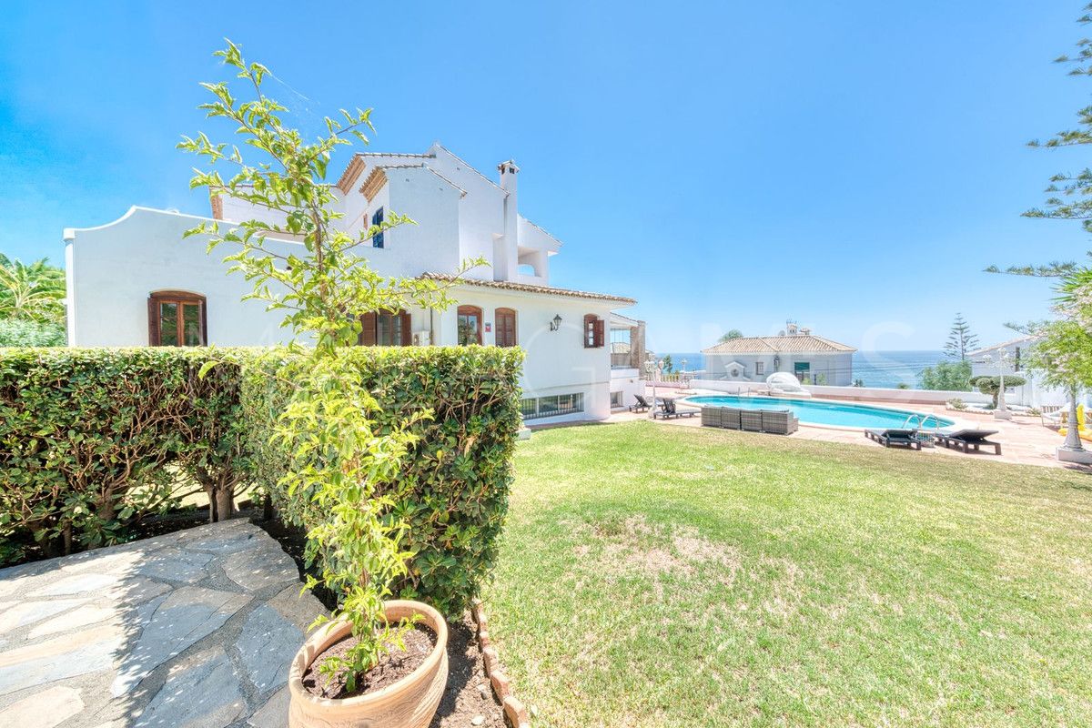 Villa for sale in Estepona