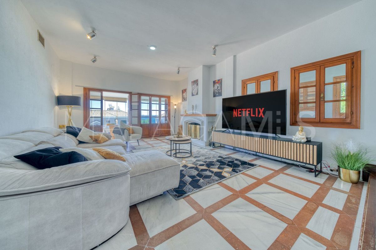 Villa for sale in Estepona