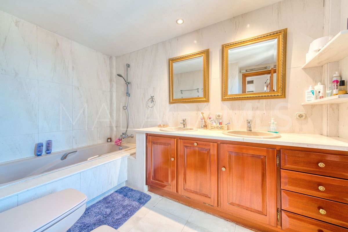 Villa for sale in Estepona