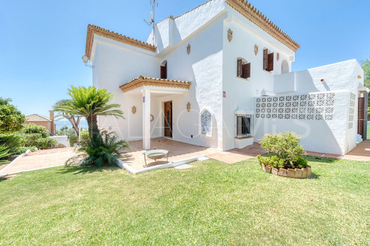 Villa for sale in Estepona