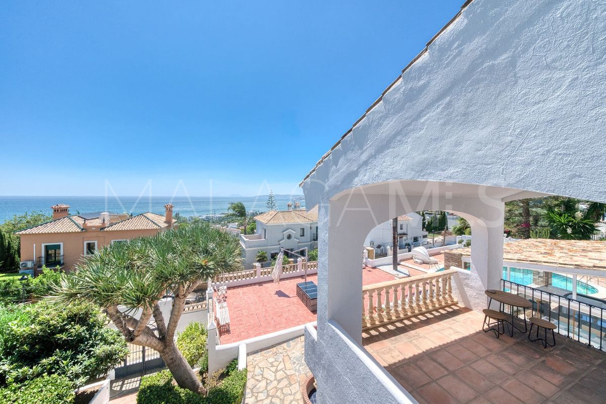 Villa for sale in Estepona