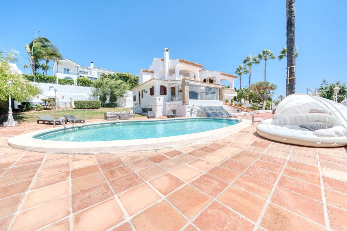 Villa for sale in Estepona