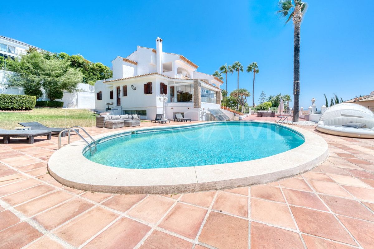 Villa for sale in Estepona