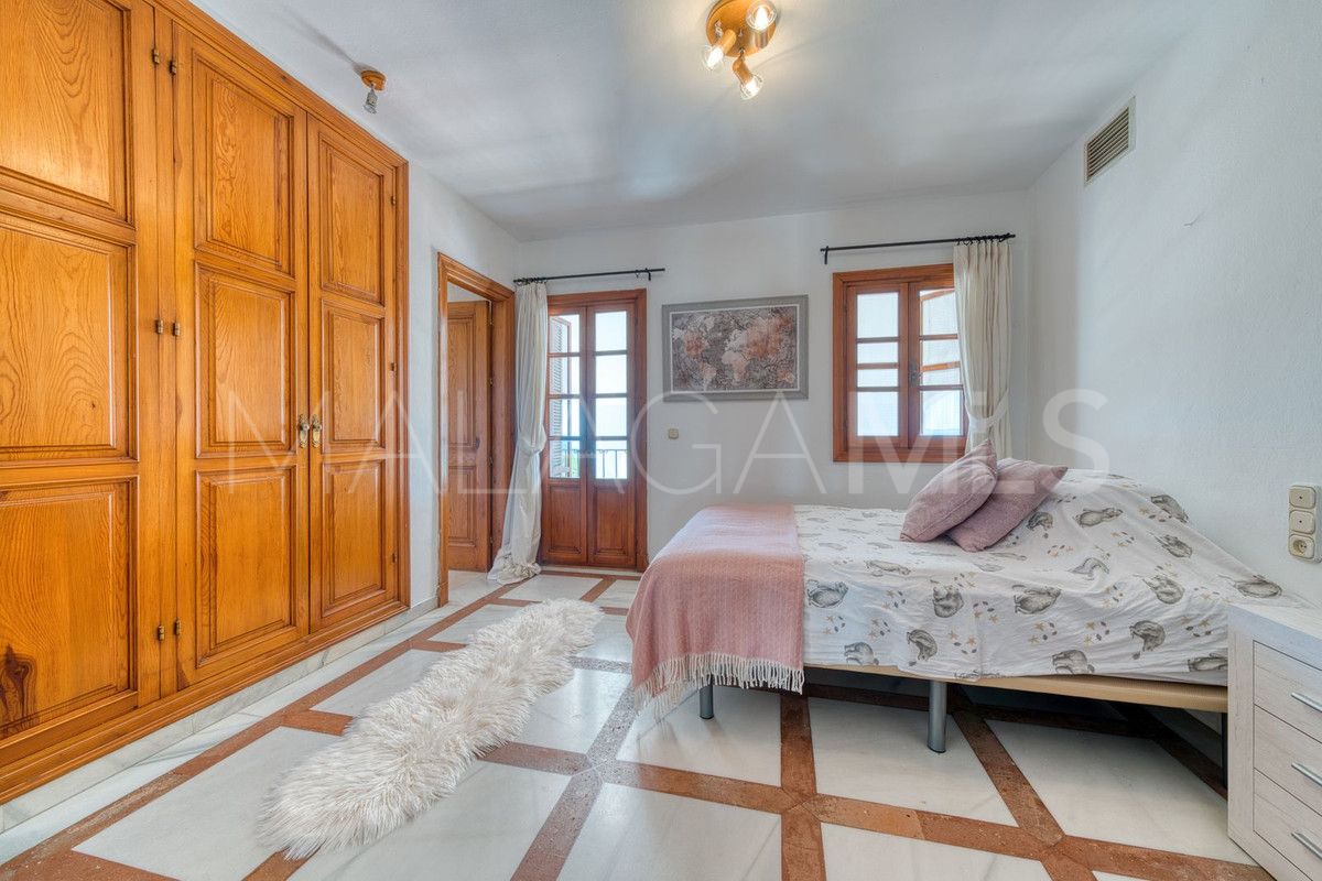 Villa for sale in Estepona