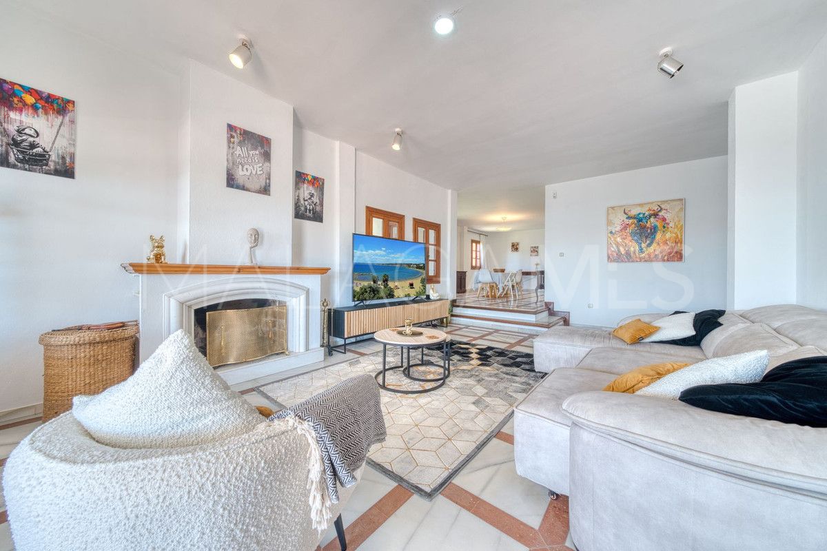 Villa for sale in Estepona