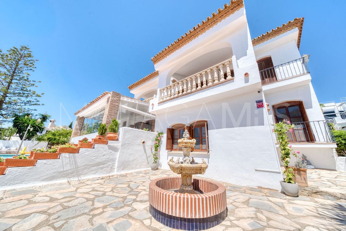 Villa for sale in Estepona