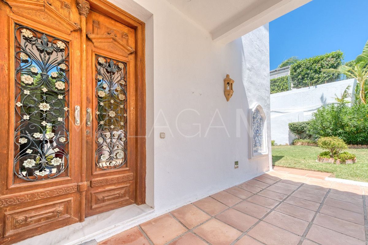 Villa for sale in Estepona