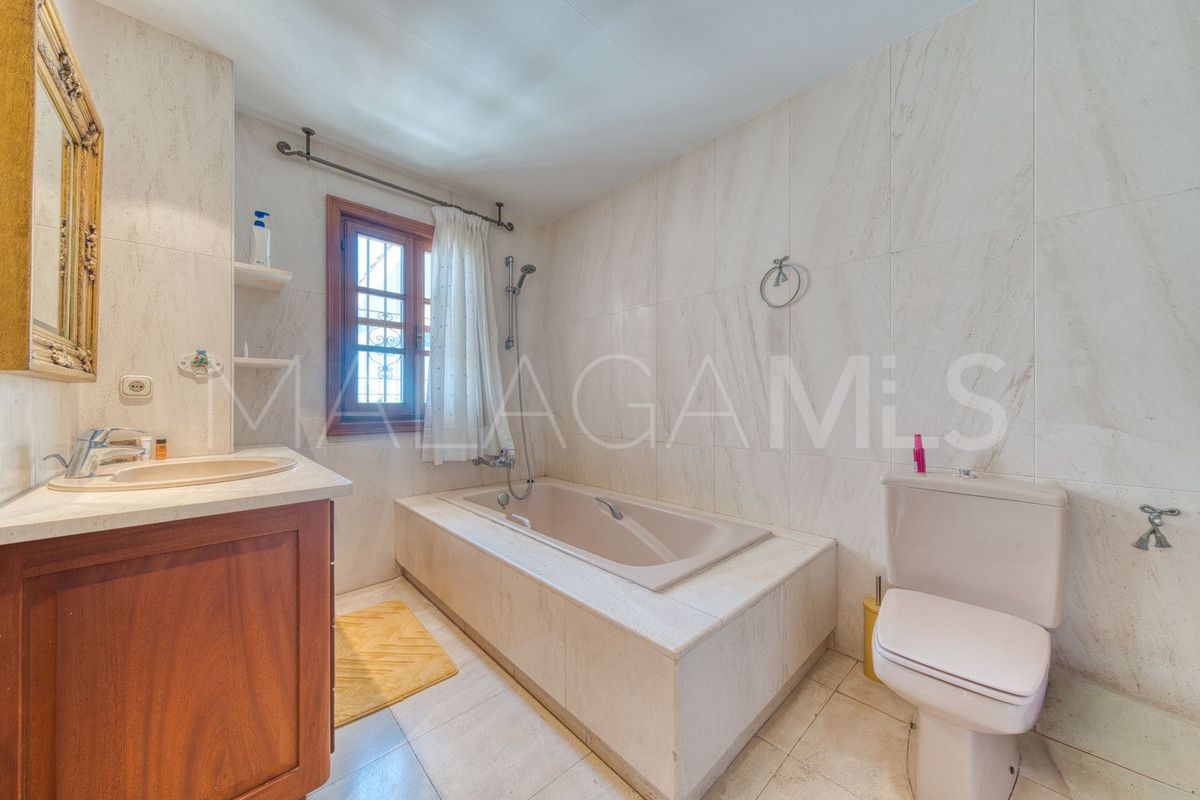 Villa for sale in Estepona