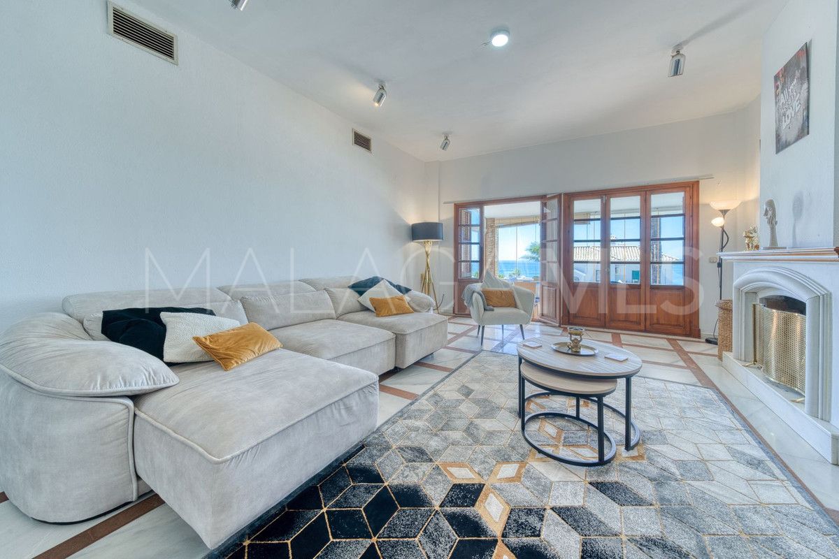 Villa for sale in Estepona