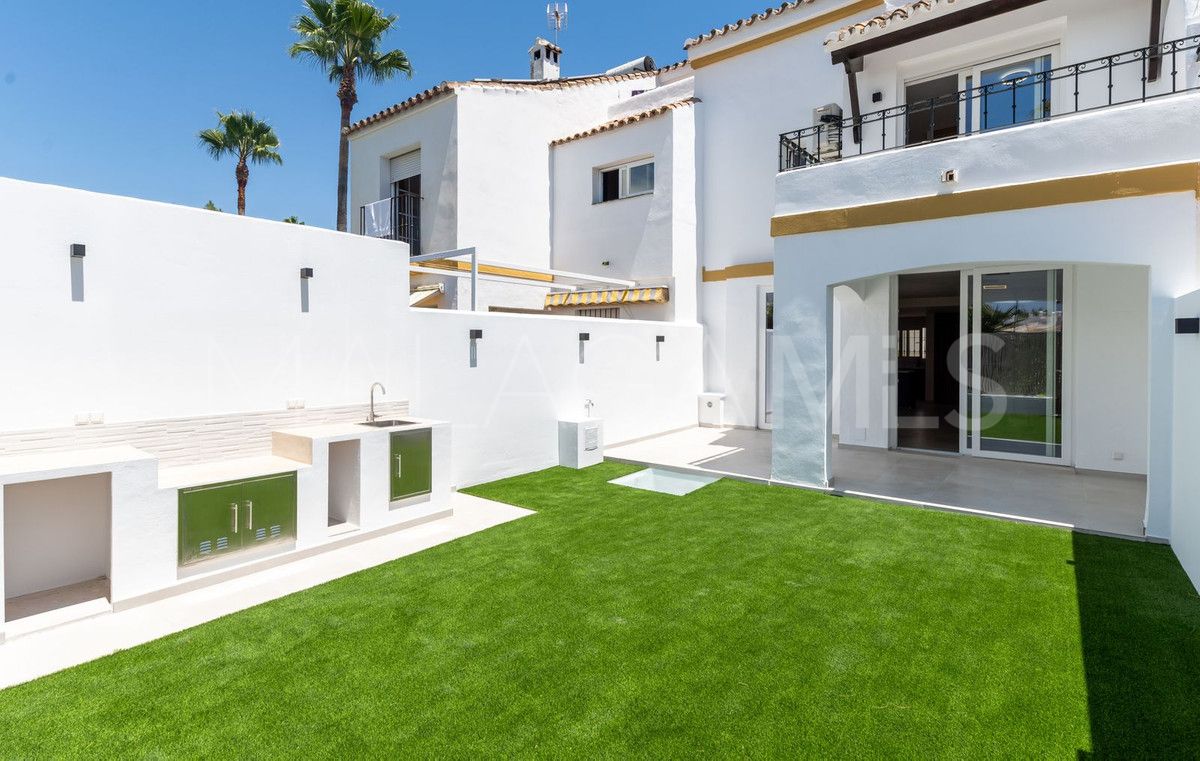 Town house for sale in New Golden Mile
