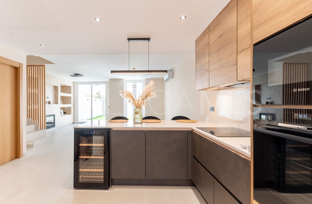Town house for sale in New Golden Mile