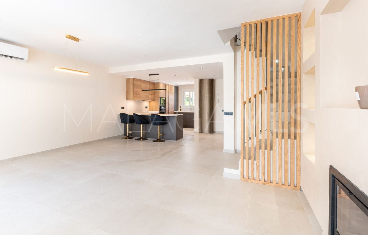 Town house for sale in New Golden Mile