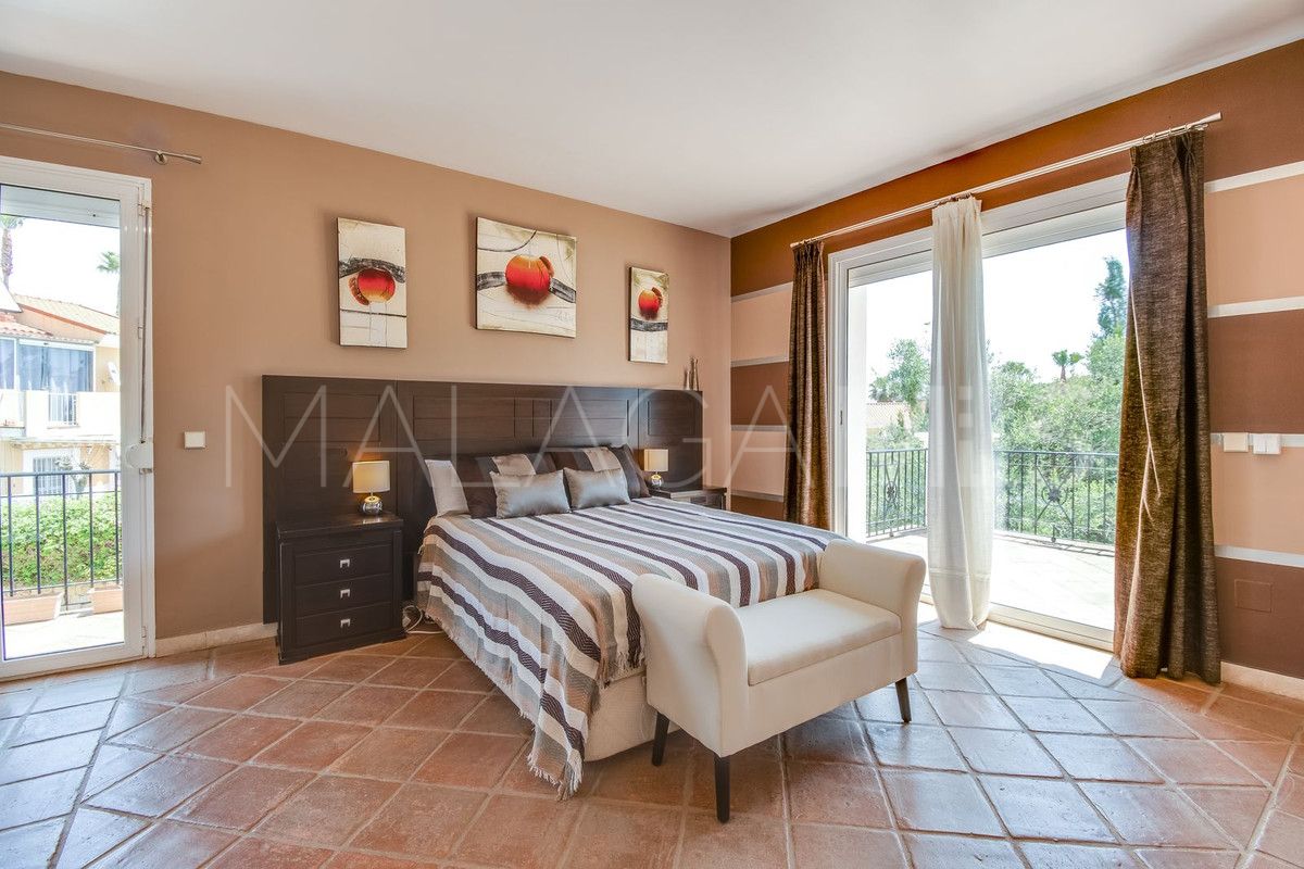 Villa for sale in La Duquesa with 4 bedrooms