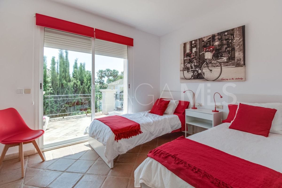 Villa for sale in La Duquesa with 4 bedrooms