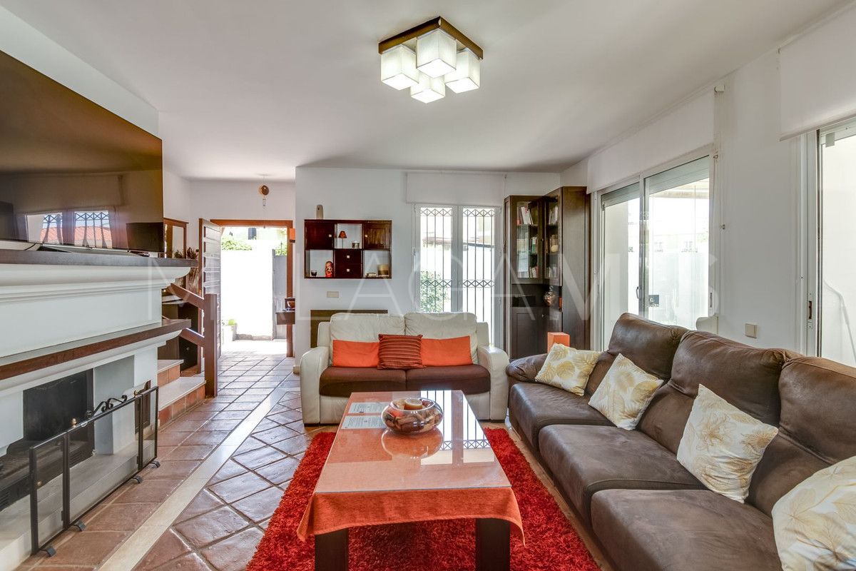 Villa for sale in La Duquesa with 4 bedrooms