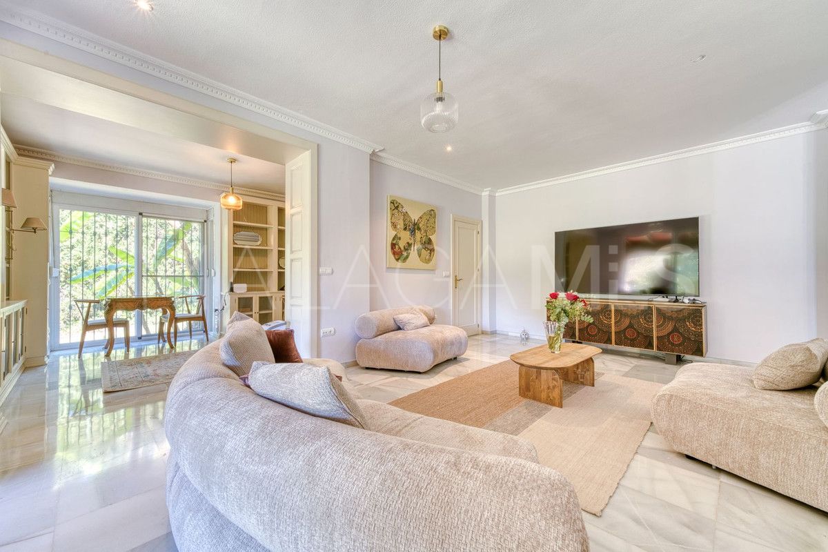 Villa for sale in Nueva Andalucia