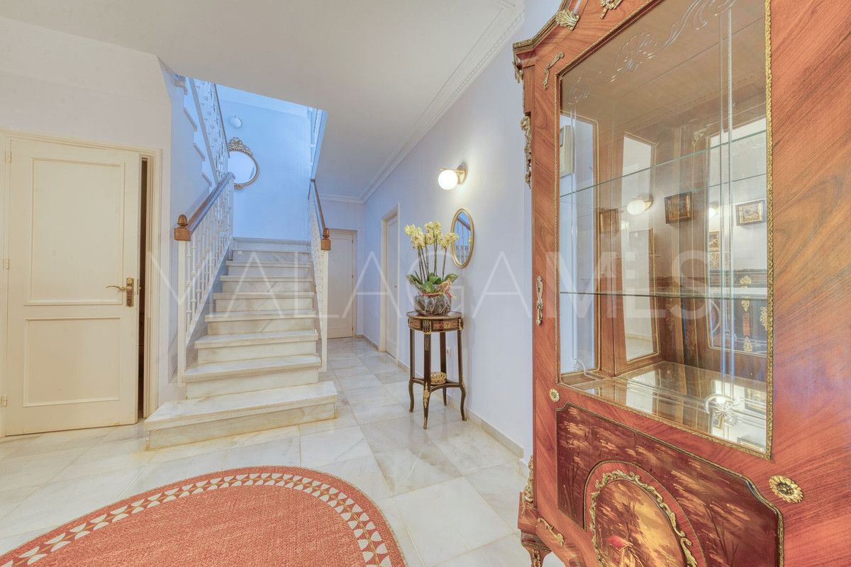 Villa for sale in Nueva Andalucia