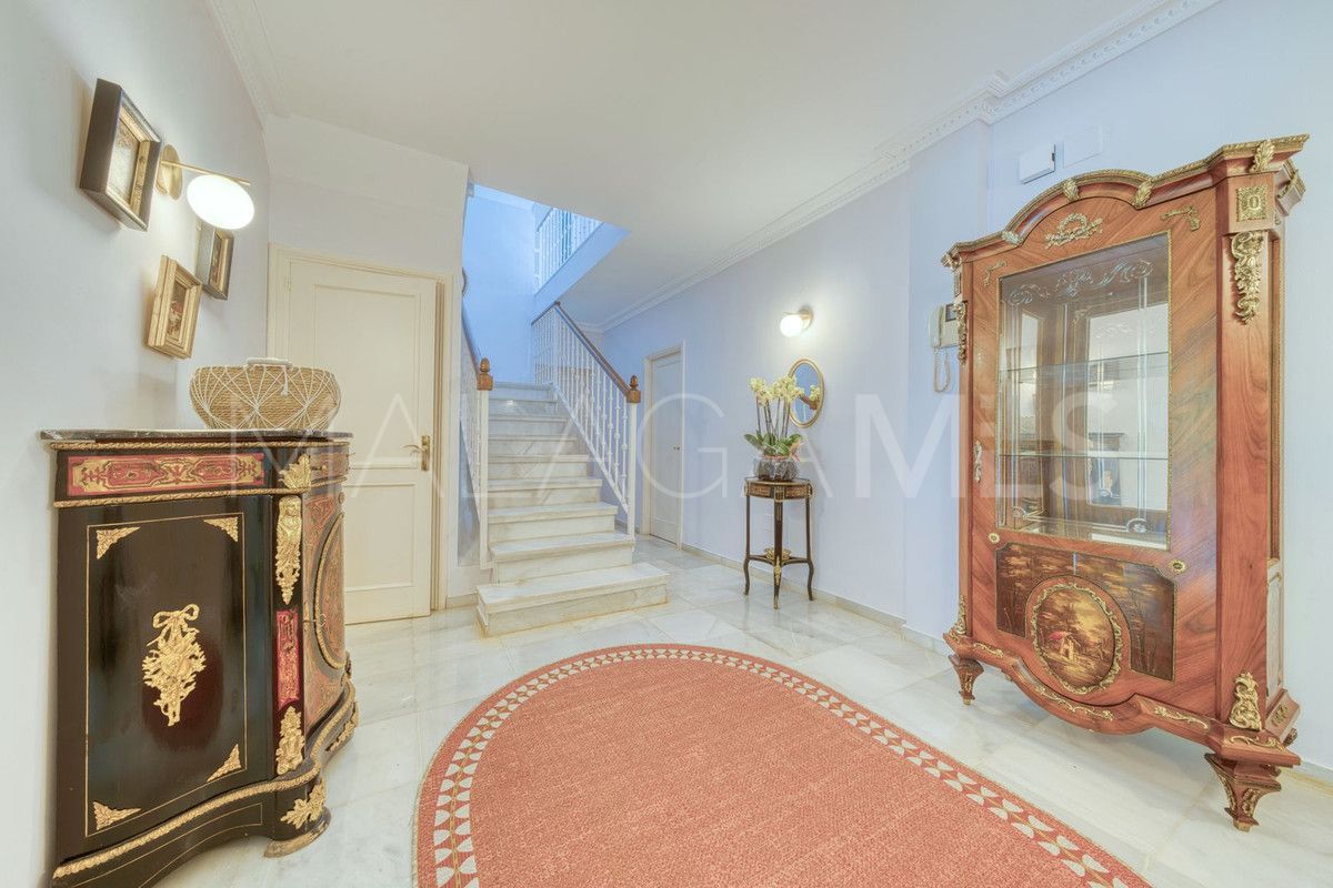 Villa for sale in Nueva Andalucia