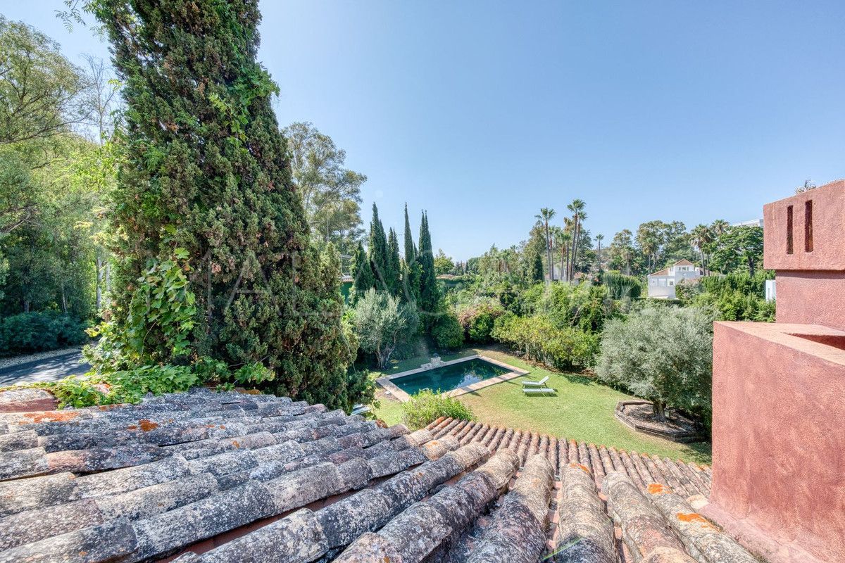 Villa for sale in Nueva Andalucia